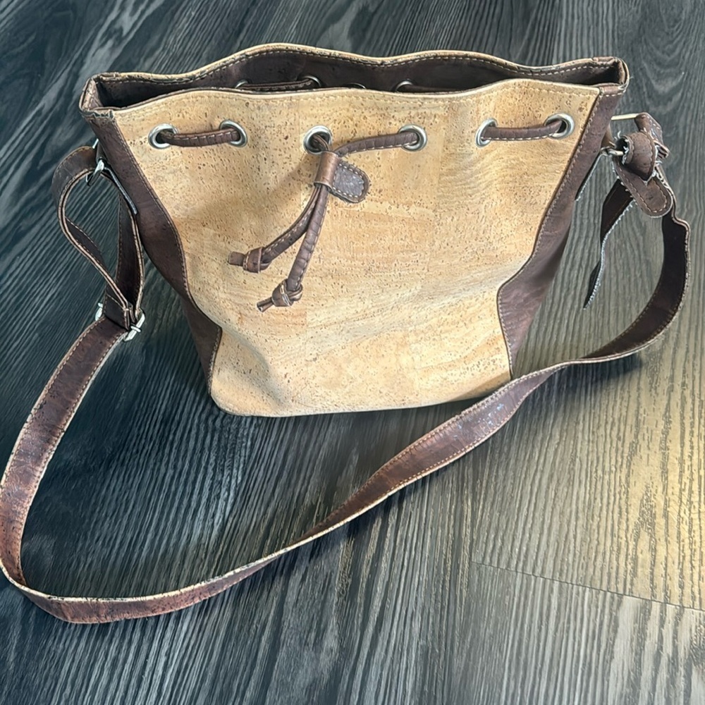 🍍ARTELUSA CORK CROSSBODY PURSE🍍width 13”🍍depth 11”🍍strap 19”